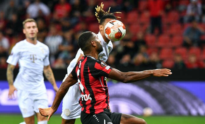 Fussball, UEFA Europa League, Herren, Saison 2020 2021, Gruppe G, 1. Spieltag, BayArena Leverkusen, Bayer Leverkusen (rot) - Ferencvaros Budapest (weiss); Jonathan Tah (LEV), Samy Mmaee (BUD). Aktion UEFA REGULATIONS PROHIBIT ANY USE OF PHOTOGRAPHS AS IMAGE SEQUENCES AND OR QUASI-VIDEO