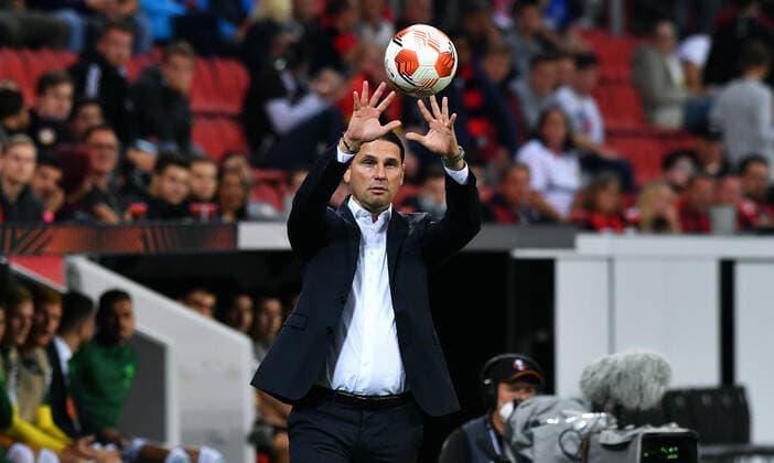 Fussball, UEFA Europa League, Herren, Saison 2020 2021, Gruppe G, 1. Spieltag, BayArena Leverkusen, Bayer Leverkusen (rot) - Ferencvaros Budapest (weiss); Cheftrainer Gerardo Seoane (LEV). Aktion, Einzelbild. UEFA REGULATIONS PROHIBIT ANY USE OF PHOTOGRAPHS AS IMAGE SEQUENCES AND OR QUASI-VIDEO