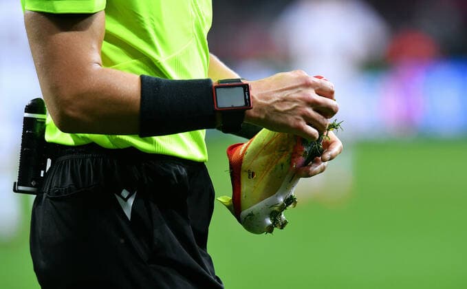 Fussball, UEFA Europa League, Herren, Saison 2020 2021, Gruppe G, 1. Spieltag, BayArena Leverkusen, Bayer Leverkusen (rot) - Ferencvaros Budapest (weiss); s Treimanis (LVA) mit dem Schuh von Florian Wirtz (LEV). UEFA REGULATIONS PROHIBIT ANY USE OF PHOTOGRAPHS AS IMAGE SEQUENCES AND OR QUASI-VIDEO