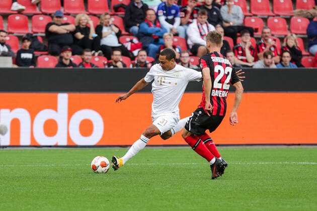 16.09.2021, Fussball, Saison 2021 2022, UEFA Europa League, Gruppenphase, 1. Spieltag, Bayer 04 Leverkusen - Ferencvaros Budapest v. l. Henry Wingo (Ferencvarosi TC), Daley Sinkgraven (Bayer 04 Leverkusen) Foto: RHR-Foto Dennis Ewert Leverkusen BayArena NRW Deutschland xRHR-FOTO DEx