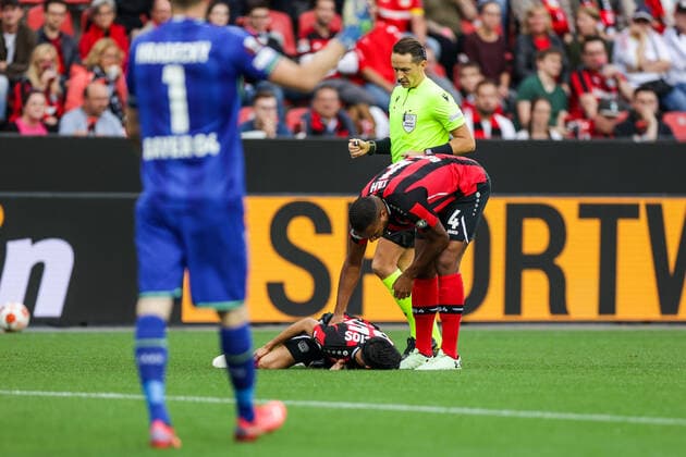 16.09.2021, Fussball, Saison 2021 2022, UEFA Europa League, Gruppenphase, 1. Spieltag, Bayer 04 Leverkusen - Ferencvaros Budapest Jonathan Tah (Bayer 04 Leverkusen) kümmert sich um den verletzten Exequiel Palacios (Bayer 04 Leverkusen) Foto: RHR-Foto Dennis Ewert Leverkusen BayArena NRW Deutschland xRHR-FOTO DEx