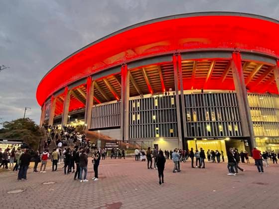 Fans vor dem erleuchteten Stadion - Frankfurt 16.09.2021: Eintracht Frankfurt vs. Fenerbahce Istanbul, Deutsche Bank Park, 1. Spieltag UEFA Europa League