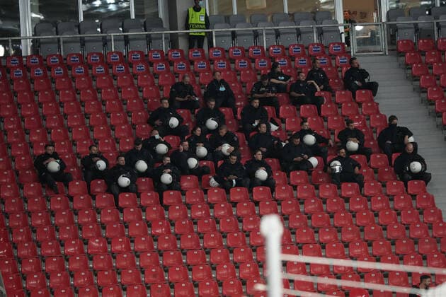 Sport Bilder des Tages GER, UEFA EL Bayer 04 Leverkusen (GER) vs. Ferencevaros Budapest (HUN) 16.09.2021, BayArena, Leverkusen, Europalegue, Gruppenhase, 1. Spieltag, GER, UEFA EL Bayer 04 Leverkusen (GER) vs. Ferencevaros Budapest (HUN), im Bild: Ungarische Fans von der Polizei bewacht