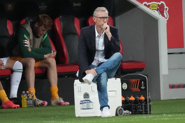 GER, UEFA EL Bayer 04 Leverkusen (GER) vs. Ferencevaros Budapest (HUN) 16.09.2021, BayArena, Leverkusen, Europalegue, Gruppenhase, 1. Spieltag, GER, UEFA EL Bayer 04 Leverkusen (GER) vs. Ferencevaros Budapest (HUN), im Bild: Peter Stoeger Trainer Headcoach (Budapest) sitzt nachdenklich auf einem Koffer