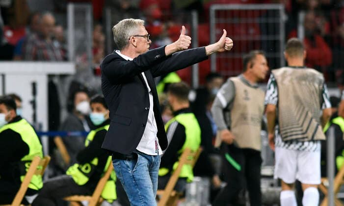 Fussball, UEFA Europa League, Herren, Saison 2020 2021, Gruppe G, 1. Spieltag, BayArena Leverkusen, Bayer Leverkusen (rot) - Ferencvaros Budapest (weiss); Cheftrainer Peter Stöger (BUD). Aktion, Einzelbild. UEFA REGULATIONS PROHIBIT ANY USE OF PHOTOGRAPHS AS IMAGE SEQUENCES AND OR QUASI-VIDEO