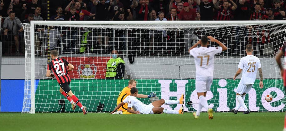 Florian Wirtz (Bayer 04 Leverkusen), li., erzielt das Tor zum 2:1 16.09.2021, Fussball GER, UEFA Europa League 2021 22, Gruppenphase, 1. Spieltag, Bayer 04 Leverkusen - Ferencvaros Budapest, Foto: Maik Hölter TEAM2sportphoto Leverkusen Nordrhein Westfalen Deutschland