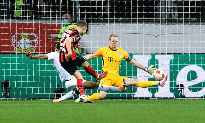 Fussball, UEFA Europa League, Herren, Saison 2020 2021, Gruppe G, 1. Spieltag, BayArena Leverkusen, Bayer Leverkusen (rot) - Ferencvaros Budapest (weiss); Florian Wirtz (LEV) erzielt das Tor zum 2:1 gegen Denes Dibusz (BUD). Aktion UEFA REGULATIONS PROHIBIT ANY USE OF PHOTOGRAPHS AS IMAGE SEQUENCES AND OR QUASI-VIDEO