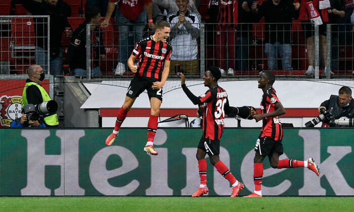 Fussball, UEFA Europa League, Herren, Saison 2020 2021, Gruppe G, 1. Spieltag, BayArena Leverkusen, Bayer Leverkusen (rot) - Ferencvaros Budapest (weiss); Jubel Florian Wirtz (LEV) nach seinem Tor zum 2:1. Jubel, Freude, Aktion. UEFA REGULATIONS PROHIBIT ANY USE OF PHOTOGRAPHS AS IMAGE SEQUENCES AND OR QUASI-VIDEO