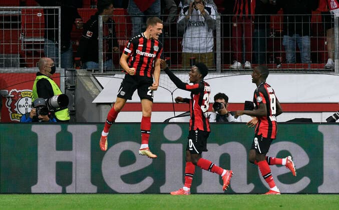Fussball, UEFA Europa League, Herren, Saison 2020 2021, Gruppe G, 1. Spieltag, BayArena Leverkusen, Bayer Leverkusen (rot) - Ferencvaros Budapest (weiss); Jubel Florian Wirtz (LEV) nach seinem Tor zum 2:1. Jubel, Freude, Aktion. UEFA REGULATIONS PROHIBIT ANY USE OF PHOTOGRAPHS AS IMAGE SEQUENCES AND OR QUASI-VIDEO