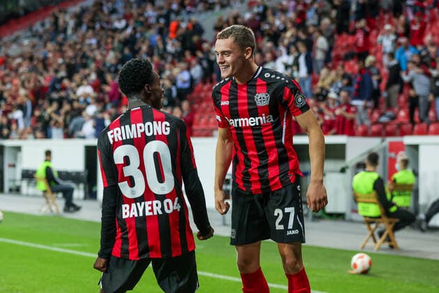 16.09.2021, Fussball, Saison 2021 2022, UEFA Europa League, Gruppenphase, 1. Spieltag, Bayer 04 Leverkusen - Ferencvaros Budapest v. l. Jeremie Frimpong (Bayer 04 Leverkusen), Florian Wirtz (Bayer 04 Leverkusen) bejubeln den Treffer zum 2:1. Foto: RHR-Foto Dennis Ewert Leverkusen BayArena NRW Deutschland xRHR-FOTO DEx