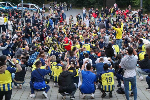 Fußball - UEFA Europa League - 01. Spieltag Eintracht Frankfurt - Fenerbahce SK am 16.09.2021 im Deutsche Bank Park in Frankfurt Die Fans von Fenerbahce Istanbul feiern friedlich