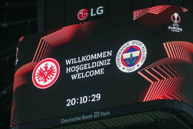 Fußball - UEFA Europa League - 01. Spieltag Eintracht Frankfurt - Fenerbahce SK am 16.09.2021 im Deutsche Bank Park in Frankfurt Anzeigetafel Videowürfel mit Herzlich Willkommen