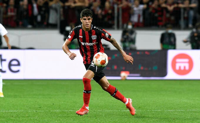 Fussball, UEFA Europa League, Herren, Saison 2020 2021, Gruppe G, 1. Spieltag, BayArena Leverkusen, Bayer Leverkusen (rot) - Ferencvaros Budapest (weiss) 2:1; Piero Hincapie (LEV). Aktion, Einzelbild. UEFA REGULATIONS PROHIBIT ANY USE OF PHOTOGRAPHS AS IMAGE SEQUENCES AND OR QUASI-VIDEO