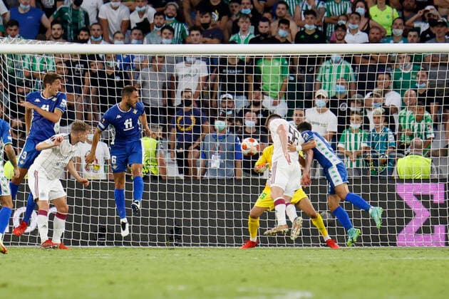 September 16, 2021, Seville, Spain: ANTHONY RALSTON of Celtic (C) scores for 4-3 during the Europa League Group G soccer match between Real Betis and Celtic FC at the Benito Villamarin Stadium Seville Spain - ZUMAa142 20210916_zap_a142_029 Copyright: xDanielxGonzalezxAcunax
