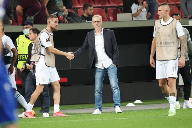 GER, UEFA EL Bayer 04 Leverkusen (GER) vs. Ferencevaros Budapest (HUN) 16.09.2021, BayArena, Leverkusen, Europalegue, Gruppenhase, 1. Spieltag, GER, UEFA EL Bayer 04 Leverkusen (GER) vs. Ferencevaros Budapest (HUN), im Bild: Peter Stoeger Trainer Headcoach (Budapest) verabschiedet sich