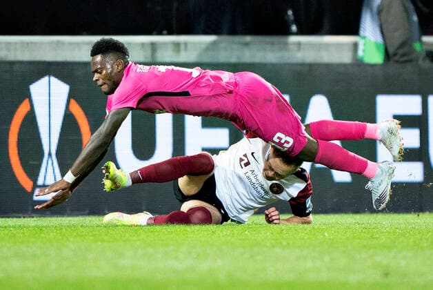 Ludogorets Mavis Tchibota paa vej over FC Midtjyllands Joel Andersson i Europa League gruppe F kampen mellem FC Midtjylland og PFC Ludogorets paa Mch Arena i Herning, torsdag den 16. september 2021.. , Herning Jylland Denmark Copyright: HenningxBagger HenningxBaggerx COP102 spdk20210916-204915-L