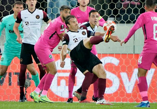 FC Midtjyllands Erik Sviatchenko (C) i et saksespark i Europa League gruppe F kampen mellem FC Midtjylland og PFC Ludogorets paa Mch Arena i Herning, torsdag den 16. september 2021.. , Herning Jylland Denmark Copyright: HenningxBagger HenningxBaggerx COP102 spdk20210916-205411-L