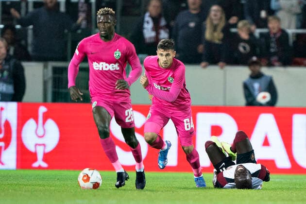 Ludogorets Stephane Badji gaar forbi FC Midtjyllands Awer Mabil i Europa League gruppe F kampen mellem FC Midtjylland og PFC Ludogorets paa Mch Arena i Herning, torsdag den 16. september 2021.. , Herning Jylland Denmark Copyright: HenningxBagger HenningxBaggerx COP102 spdk20210916-205415-L