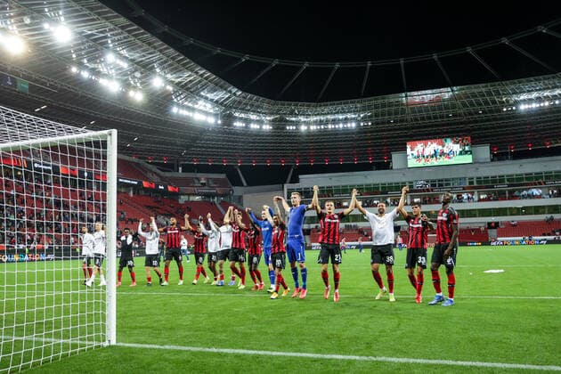 16.09.2021, Fussball, Saison 2021 2022, UEFA Europa League, Gruppenphase, 1. Spieltag, Bayer 04 Leverkusen - Ferencvaros Budapest Die Spieler von Bayer Leverkusen feiern mit den Fans den Sieg im ersten Gruppenspiel der Europa League. Foto: RHR-Foto Dennis Ewert Leverkusen BayArena NRW Deutschland xRHR-FOTO DEx