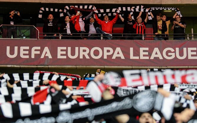 16.09.2021, xpsx, Fussball UEFA Europa League, Eintracht Frankfurt - Fenerbahce SK Istanbul v.l. Eintracht Fans Zuschauer Schal UEFA Europa Leaque branding schriftzug logo (DFL DFB REGULATIONS PROHIBIT ANY USE OF PHOTOGRAPHS as IMAGE SEQUENCES and or QUASI-VIDEO) emspor Frankfurt