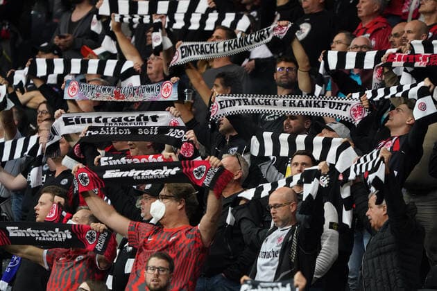 Eintracht Fans schwoeren ihre Mannschaft ein - Frankfurt 16.09.2021: Eintracht Frankfurt vs. Fenerbahce Istanbul, Deutsche Bank Park, 1. Spieltag UEFA Europa League