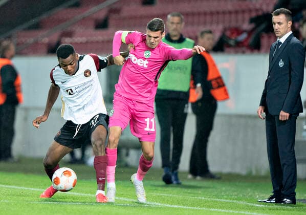 FC Midtjyllands Raphael Nwadike og Ludogorets Kiril Despodov , th. Ludogorets traener Valdas Dambrausk i Europa League gruppe F kampen mellem FC Midtjylland og PFC Ludogorets paa Mch Arena i Herning, torsdag den 16. september 2021.. , Herning Jylland Denmark Copyright: HenningxBagger HenningxBaggerx COP102 spdk20210916-210248-L