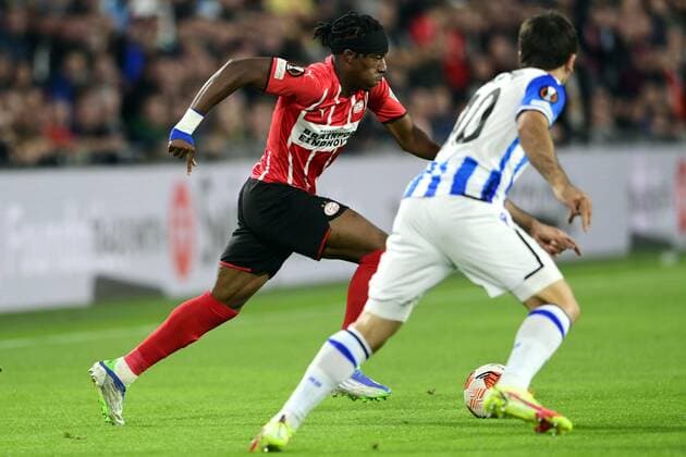 EINDHOVEN - (lr) Noni Madueke of PSV Eindhoven, Mikel Oyarzabal of Real Sociedad during the UEFA Europa League match between PSV Eindhoven and Real Sociedad at Phillips Stadium on September 16, 2021 in Eindhoven, Netherlands. ANP OLAF KRAAK UEFA Europa League 2021 2022 xVIxANPxSportx xxANPxIVx