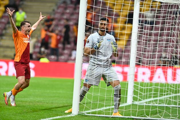 Sport Bilder des Tages Kerem Akturkoglu of Galatasaray and Goalkeeper Thomas Strakosha of Lazio during the UEFA Europa League Group E match between Galatasaray and Lazio at Turk Telekom Stadium in Istanbul , Turkey on September 16, 2021. 