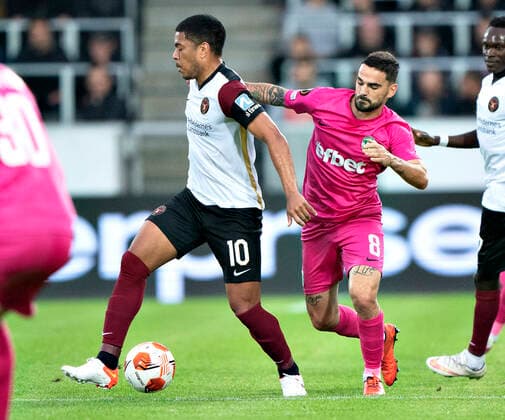 FC Midtjyllands Evander Ferreira mopd Ludogorets Claude Goncales i Europa League gruppe F kampen mellem FC Midtjylland og PFC Ludogorets paa Mch Arena i Herning, torsdag den 16. september 2021.. , Herning Jylland Denmark Copyright: HenningxBagger HenningxBaggerx COP102 spdk20210916-210737-L