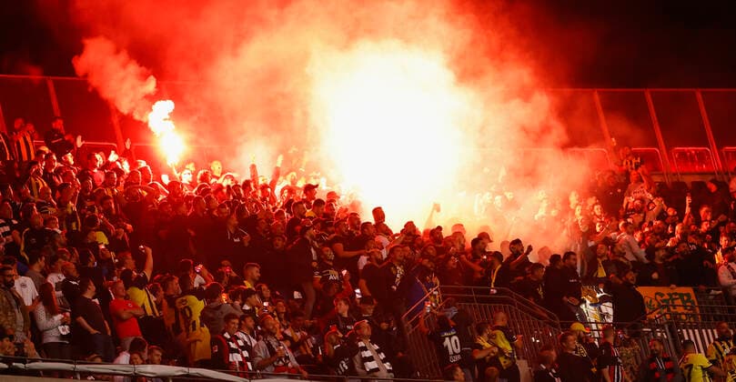 16.09.2021, Fussball, Europa League, 2021 - 2022, Eintracht Frankfurt - Fenerbahce Istanbul, GER, Frankfurt, Frankfurt stadion Bild: v. li. Pyro, Pyrotechnik, Rauchtöpfe, Bengalos, im Istanbuler Block Copyright: HMBxMedia xHeikoxBecker