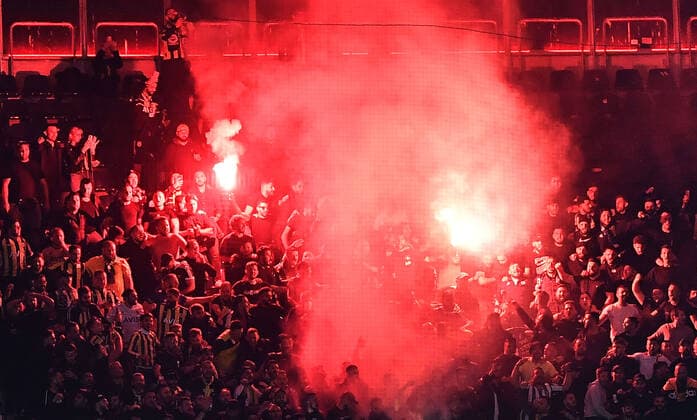 16.09.2021, xjhx, Fussball UEFA Europa League, Eintracht Frankfurt - Fenerbahce SK Istanbul emspor, v.l. Fans Zuschauer von Fenerbahce Istanbul zuenden Pyrotechnik, Bengalos, Boeller (DFL DFB REGULATIONS PROHIBIT ANY USE OF PHOTOGRAPHS as IMAGE SEQUENCES and or QUASI-VIDEO) Frankfurt am Main