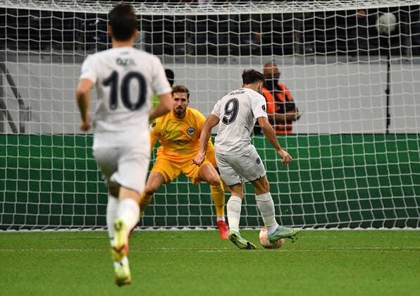 16.09.2021, xjhx, Fussball UEFA Europa League, Eintracht Frankfurt - Fenerbahce SK Istanbul emspor, v.l. Kevin Trapp (Eintracht Frankfurt) Diego Rossi (Fenerbahce Istanbul) (DFL DFB REGULATIONS PROHIBIT ANY USE OF PHOTOGRAPHS as IMAGE SEQUENCES and or QUASI-VIDEO) Frankfurt am Main