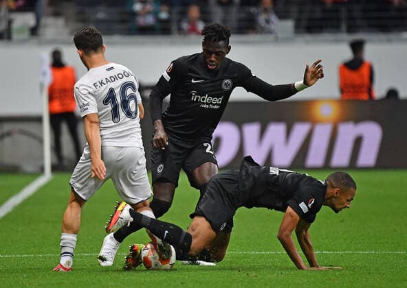 16.09.2021, xjhx, Fussball UEFA Europa League, Eintracht Frankfurt - Fenerbahce SK Istanbul emspor, v.l. Ferdi Kadioglu (Fenerbahce Istanbul) Evan Ndicka N Dicka N«Dicka (Eintracht Frankfurt) Djibril Sow (Eintracht Frankfurt) Zweikampf, Aktion, action, battle for the ball (DFL DFB REGULATIONS PROHIBIT ANY USE OF PHOTOGRAPHS as IMAGE SEQUENCES and or QUASI-VIDEO) Frankfurt am Main