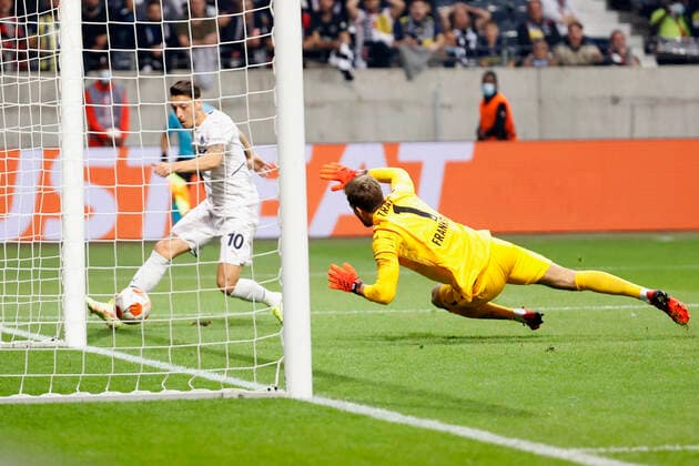 16.09.2021, Fussball, Europa League, 2021 - 2022, Eintracht Frankfurt - Fenerbahce Istanbul, GER, Frankfurt, Frankfurt stadion Bild: v. li. Mesut Oezil (Fenerbahce Istanbul) Goal scored, erziehlt das Tor zum 1:0, celebrate the goal, Torwart Kevin Trapp (Eintracht Frankfurt) Copyright: HMBxMedia xHeikoxBecker
