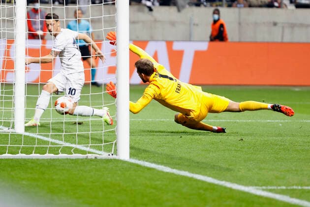 16.09.2021, Fussball, Europa League, 2021 - 2022, Eintracht Frankfurt - Fenerbahce Istanbul, GER, Frankfurt, Frankfurt stadion Bild: v. li. Mesut Oezil (Fenerbahce Istanbul) Goal scored, erziehlt das Tor zum 1:0, celebrate the goal, Torwart Kevin Trapp (Eintracht Frankfurt) Copyright: HMBxMedia xHeikoxBecker