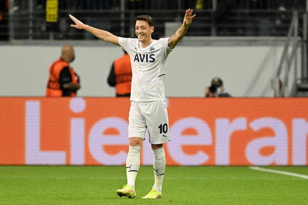 Frankfurt, Deutsche Bank Park, 16.09.21, GER, Herren, UEFA Europa League, Saison 2021-2022, Eintracht Frankfurt - Fenerbahce Istanbul Bild: Mesut Oezil (Fenerbahce) jubelt nach seinem Tor zum 0:1 Nur fuer journalistische Zwecke! Only for editorial use! Gemaess den Vorgaben der DFL Deutsche Fußball Liga ist es untersagt, in dem Stadion und oder vom Spiel angefertigte Fotoaufnahmen in Form von Sequenzbildern und oder videoaehnlichen Fotostrecken zu verwerten bzw. verwerten zu lassen. DFL regulations prohibit any use of photographs as image sequences and or quasi-video. Hessen Deutschland
