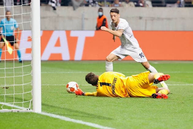 16.09.2021, Fussball, Europa League, 2021 - 2022, Eintracht Frankfurt - Fenerbahce Istanbul, GER, Frankfurt, Frankfurt stadion Bild: v. li. Mesut Oezil (Fenerbahce Istanbul) Goal scored, erziehlt das Tor zum 1:0, celebrate the goal, Torwart Kevin Trapp (Eintracht Frankfurt) Copyright: HMBxMedia xHeikoxBecker