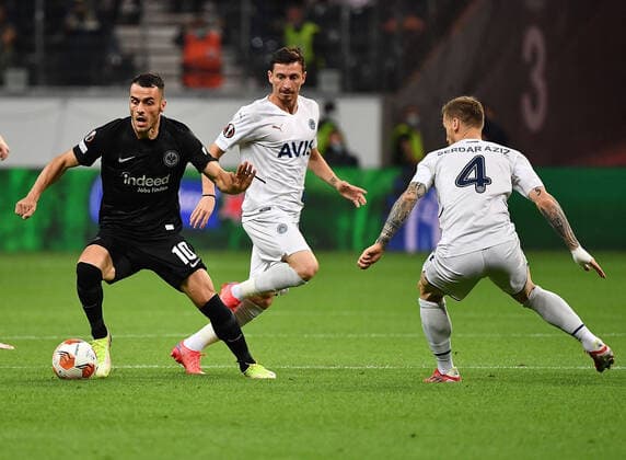 16.09.2021, xjhx, Fussball UEFA Europa League, Eintracht Frankfurt - Fenerbahce SK Istanbul emspor, v.l. Filip Kostic (Eintracht Frankfurt) Mert Hakan Yandas (Fenerbahce Istanbul) Serdar Aziz (Fenerbahce Istanbul) Zweikampf, Aktion, action, battle for the ball (DFL DFB REGULATIONS PROHIBIT ANY USE OF PHOTOGRAPHS as IMAGE SEQUENCES and or QUASI-VIDEO) Frankfurt am Main