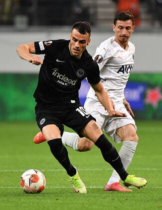 16.09.2021, xjhx, Fussball UEFA Europa League, Eintracht Frankfurt - Fenerbahce SK Istanbul emspor, v.l. Filip Kostic (Eintracht Frankfurt) Mert Hakan Yandas (Fenerbahce Istanbul) Zweikampf, Aktion, action, battle for the ball (DFL DFB REGULATIONS PROHIBIT ANY USE OF PHOTOGRAPHS as IMAGE SEQUENCES and or QUASI-VIDEO) Frankfurt am Main
