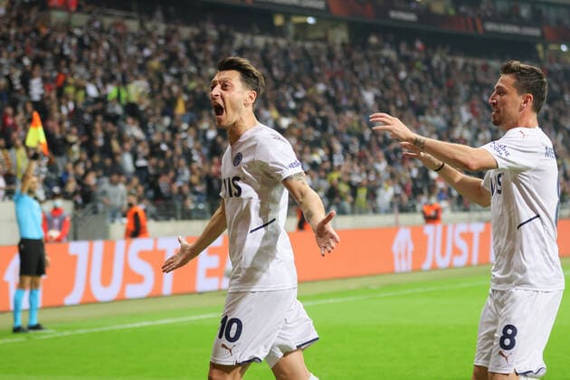 Eintracht Frankfurt - Fenerbahce SK, UEFA Europa League Mesut Özil (Fenerbahce SK, 10) jubelt nach seinem Tor zum 0:1. Hinter ihm Mert Hakan Yandas (Fenerbahce SK, 8). Spiel der UEFA Europa League zwischen Eintracht Frankfurt und Fenerbahce SK am 16. September 2021 im Deutsche Bank Park in Frankfurt am Main., Frankfurt am Main Hessen Deutschland Deutsche Bank Park