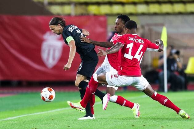 Fußball, EL, AS Monaco - SK Sturm Graz SOCCER - UEFA EL, Monaco vs Sturm MONACO,MONACO,16.SEP.21 - SOCCER - UEFA Europa League, group stage, AS Monaco vs SK Sturm Graz. Image shows Stefan Hierlaender (Sturm), Gelson Martins and Ismail Jakobs (Monaco).  GEPAxpictures xPhilippxBrem