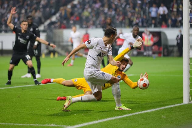 Eintracht Frankfurt - Fenerbahce SK, UEFA Europa League Tor für Fenerbahce zum 0;1 durch Mesut Özil (Fenerbahce SK, 10). Spiel der UEFA Europa League zwischen Eintracht Frankfurt und Fenerbahce SK am 16. September 2021 im Deutsche Bank Park in Frankfurt am Main., Frankfurt am Main Hessen Deutschland Deutsche Bank Park