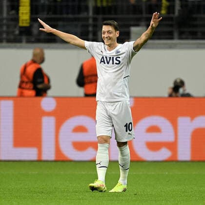 Frankfurt, Deutsche Bank Park, 16.09.21, GER, Herren, UEFA Europa League, Saison 2021-2022, Eintracht Frankfurt - Fenerbahce Istanbul Bild: Mesut Oezil (Fenerbahce) jubelt nach seinem Tor zum 0:1 Nur fuer journalistische Zwecke! Only for editorial use! Gemaess den Vorgaben der DFL Deutsche Fußball Liga ist es untersagt, in dem Stadion und oder vom Spiel angefertigte Fotoaufnahmen in Form von Sequenzbildern und oder videoaehnlichen Fotostrecken zu verwerten bzw. verwerten zu lassen. DFL regulations prohibit any use of photographs as image sequences and or quasi-video. Hessen Deutschland