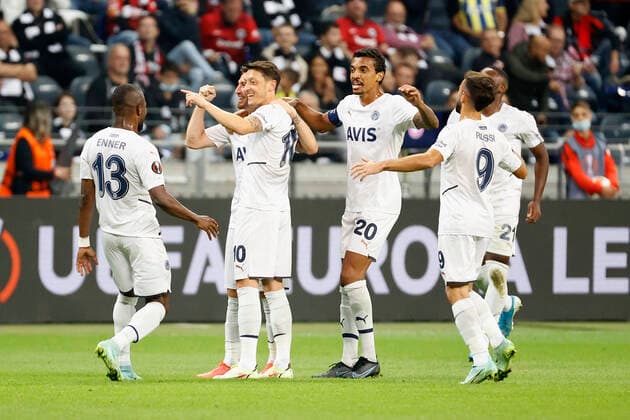 16.09.2021, Fussball, Europa League, 2021 - 2022, Eintracht Frankfurt - Fenerbahce Istanbul, GER, Frankfurt, Frankfurt stadion Bild: v. li. Jubel nach dem Tor zum 1:0, jubelnd, bejubelt, jubelt, jubeln, emotionen um den Torschuetzen Mesut Oezil (Fenerbahce Istanbul) m. Copyright: HMBxMedia xHeikoxBecker