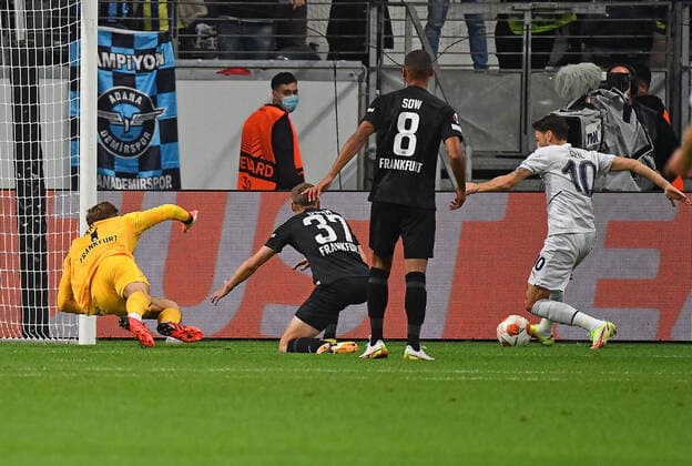 16.09.2021, xjhx, Fussball UEFA Europa League, Eintracht Frankfurt - Fenerbahce SK Istanbul emspor, v.l. Mesut Oezil (Fenerbahce Istanbul) erzielt das Tor zum scores the Goal 0:1 mit Kevin Trapp (Eintracht Frankfurt) Erik Durm (Eintracht Frankfurt) Djibril Sow (Eintracht Frankfurt) (DFL DFB REGULATIONS PROHIBIT ANY USE OF PHOTOGRAPHS as IMAGE SEQUENCES and or QUASI-VIDEO) Frankfurt am Main