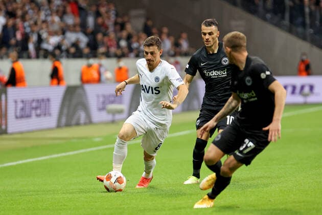 Frankfurt, Deutschland 16. September 2021: Europa League - 2021 2022 - Eintracht Frankfurt vs. Fenerbahce SK v. li. im Zweikampf Mert Hakan Yandas (Fenerbahce) gegen Filip Kostic (Frankfurt). Deutsche Bank Park Hessen Copyright: xFotostandx xRacochax