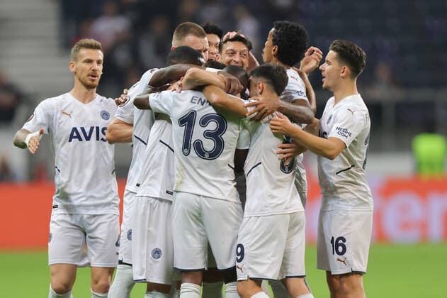 Eintracht Frankfurt - Fenerbahce SK, UEFA Europa League Jubel nach dem Tor zum 0:1 durch Mesut Özil (Fenerbahce SK, 10). Spiel der UEFA Europa League zwischen Eintracht Frankfurt und Fenerbahce SK am 16. September 2021 im Deutsche Bank Park in Frankfurt am Main., Frankfurt am Main Hessen Deutschland Deutsche Bank Park