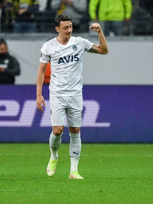 16.09.2021, xpsx, Fussball UEFA Europa League, Eintracht Frankfurt - Fenerbahce SK Istanbul v.l. celebrate the goal, Torjubel zum 0:1 für Istanbul Torschütze Mesut Oezil (Fenerbahce Istanbul) (DFL DFB REGULATIONS PROHIBIT ANY USE OF PHOTOGRAPHS as IMAGE SEQUENCES and or QUASI-VIDEO) emspor Frankfurt