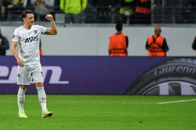 16.09.2021, xpsx, Fussball UEFA Europa League, Eintracht Frankfurt - Fenerbahce SK Istanbul v.l. celebrate the goal, Torjubel zum 0:1 für Istanbul Torschütze Mesut Oezil (Fenerbahce Istanbul) (DFL DFB REGULATIONS PROHIBIT ANY USE OF PHOTOGRAPHS as IMAGE SEQUENCES and or QUASI-VIDEO) emspor Frankfurt