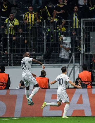 16.09.2021, xpsx, Fussball UEFA Europa League, Eintracht Frankfurt - Fenerbahce SK Istanbul v.l. celebrate the goal, Torjubel zum 0:1 für Istanbul Torschütze Mesut Oezil (Fenerbahce Istanbul) (DFL DFB REGULATIONS PROHIBIT ANY USE OF PHOTOGRAPHS as IMAGE SEQUENCES and or QUASI-VIDEO) emspor Frankfurt